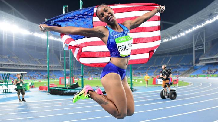 La vallista Brianna Rollins celebra la medalla de oro lograda en los 100 metros vallas en los Juegos Olímpicos de Río.