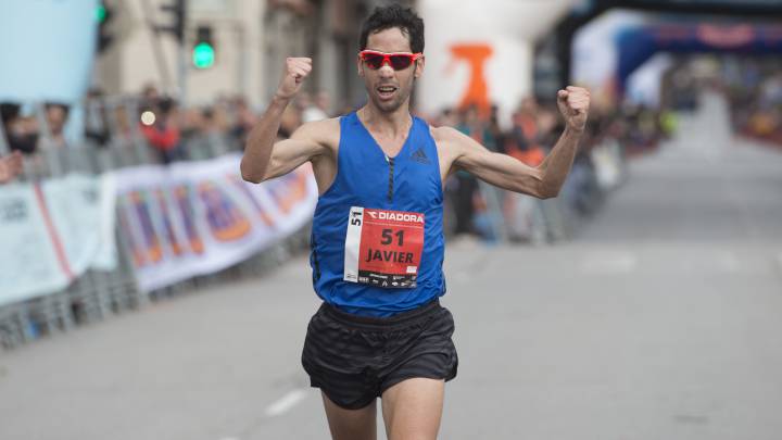 Javier Guerra celebra su victoria en la Media Maratón de Granollers el pasado mes de febrero.
