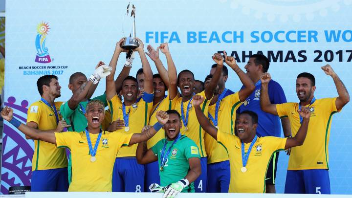 Los jugadores de Brasil levantan la copa de campeones del mundo de fútbol playa tras ganar a Tahití en la final disputada en Nassau (Bahamas).