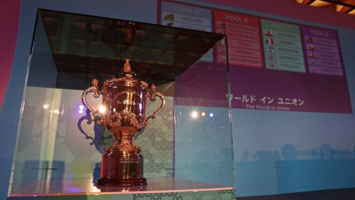 La Copa William Webb Ellis preside el sorteo de la fase de grupos del Mundial de Rugby de Japón 2019.