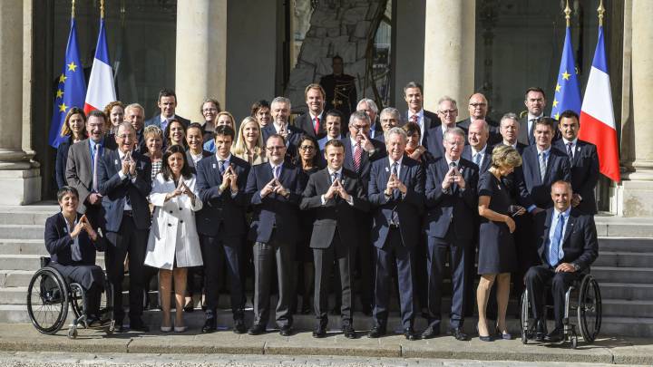 El presidente galo, Emmanuel Macron, posa para una foto con los miembros de la comisión de evaluación del Comité Olímpico Internacional (COI) tras una reunión en París (Francia).