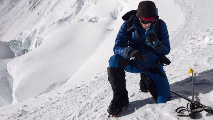 Kilian Jornet posa en la cima del Everest tras alcanzar la cima después de una ascensión de 26 horas sin cuerdas fijas ni oxígeno artificial.