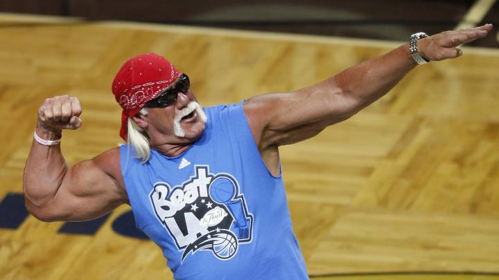 Hulk Hogan posa durante un descanso de la NBA entre Orlando Magic y Los Ángeles Lakers.