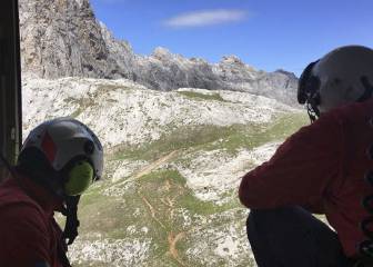 Dos operarios del 112 de Cantabria buscan dos senderistas en los Picos de Europa.