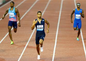 Van Niekerk vuela en 400 al estilo Bolt: 43.62 frenándose