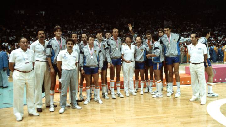 De izda. a dcha.:Arcega, Beirán, Llorente, Margall, Fernando Martín, De la Cruz, Antonio Díaz Miguel, Corbalán, Epi, Solozábal, Jiménez, Romay e Iturriaga.