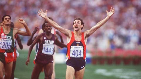 El soriano Fermín Cacho venció claramente en una carrera táctica de 1.500 metros en la última jornada de unos Juegos Olímpicos únicos. 