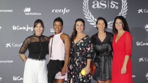 \'Las Guerreras\' de la Selección española femenina de balonmano, en el photocall de la gala-homenaje de Diario AS a los medallistas españoles en Barcelona.