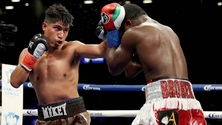 Mikey García golpea a Adiren Broner durante su combate en Brooklyn por el título Diamante WBC. 