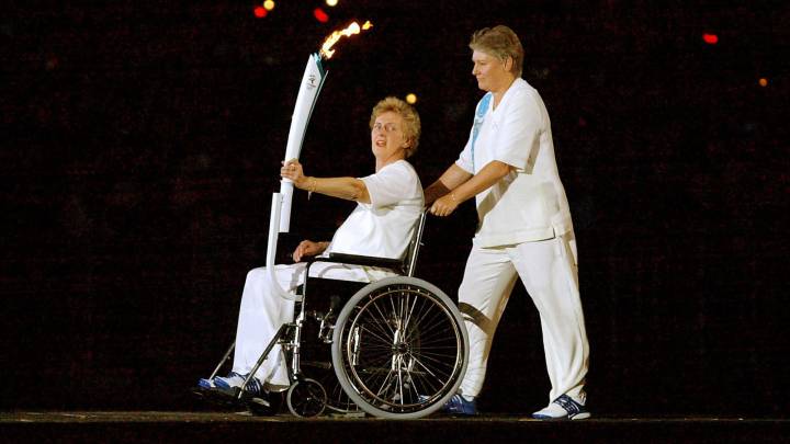 La ex atleta Betty Cuthbert porta la antorcha olímpica durante la ceremonia de inauguración de los Juegos Olímpicos de Sydney 2000. 