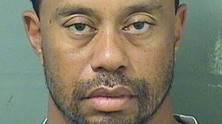 Tiger Woods posa tras ser arrestado al ser hallado bajo la influencia de medicamentos al volante de su coche.