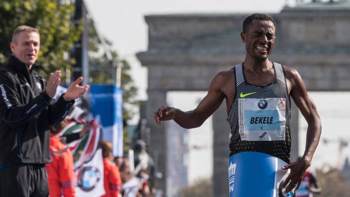 El atleta etíope Kenenisa Bekele reacciona tras ganar el 43º Maratón de Berlín en 2016.