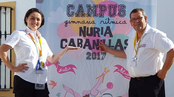 Nuria Cabanillas junto al cartel de la XI edición de su campus internacional de gimnasia rítmica