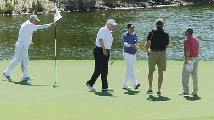 Donald Trump y Shinzo Abe juegan al golf durante la visita del primer ministro japonés el pasado mes de febrero.