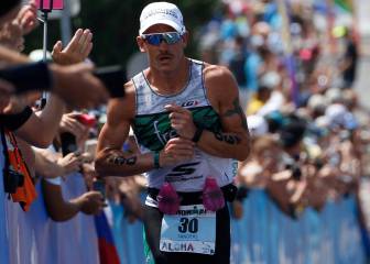 El triatleta canadiense Lionel Sanders corre durante el tramo a pie del Ironman de Hawái.