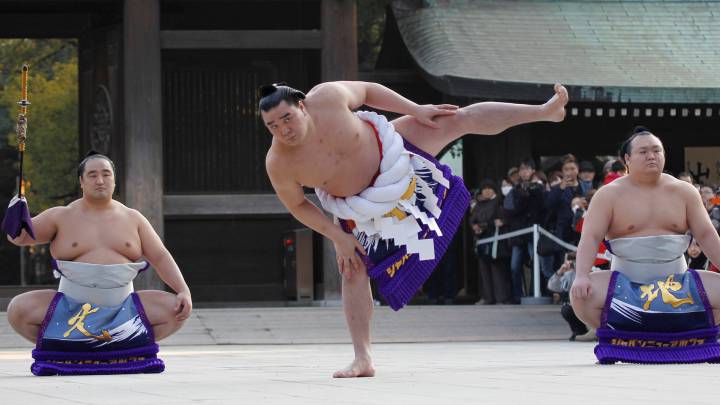 El gran campeón de sumo Yokozuna Harumafuji, durante los ritos de Año Nuevo en Meiji Shrine.