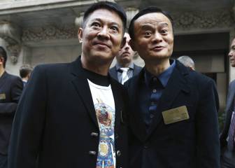 El fundador y director ejecutivo de Ali Baba, Jack Ma posa junto al actor chino Jet Li.