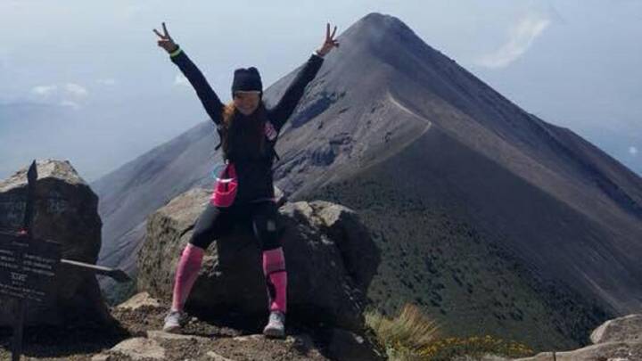 La montañista Ale Duarte celebra haber coronado una cima durante su reto por Guatemala.