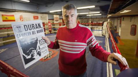 Pepe Durán posa con la portada de As que lo certificaba como campeón del mundo del superwelter. 
