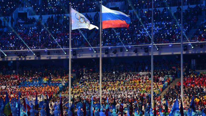 Imagen de las banderas olímpica y Rusia durante la ceremonia de clausura de los Juegos Olímpicos de Sochi 2014.