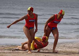 Imagen de un rescate en unas pruebas de Salvamento y Socorrismo.