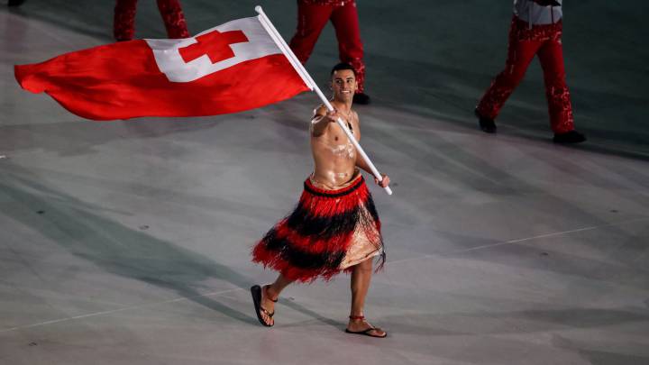 Pita Taufatofua, con el torso desnudo y con sandalias, ondea la bandera de Tonga en la ceremonia de inauguración de los Juegos Olímpicos de Pyeongchang.