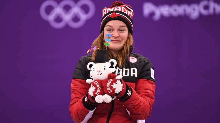 Kim Boutin posa en el podio tras lograr la medalla de bronce en los 500 metros de patinaje de velocidad en los Juegos Olímpicos de Invierno de Pyeongchang.