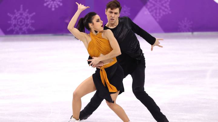 Sara Hurtado y Kirill Khaliavin compiten durante el programa corto de patinaje de danza en los Juegos Olímpicos de Invierno de Pyeongchang.