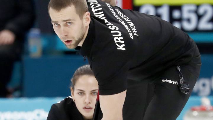 Anastasia Bryzgalova y Aleksandr Krushelnitckii compiten ante Canadá en la prueba de curling en dobles mixtos en los Juegos Olímpicos de Invierno de Pyeongchang.