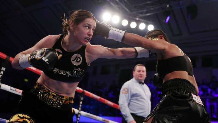 La boxeadora irlandesa Katie Taylor compite ante Jessica McCaskill.