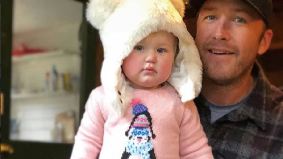 El esquiador Bode Miller posa junto a su hija pequeña Emeline Grier, 'Emmy', en una imagen tomada por su esposa.