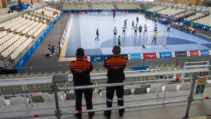 Imagen del Palacio de los Deportes de Tarragona casi vacío durante un partido de balonmano durante los Juegos Mediterráneos.