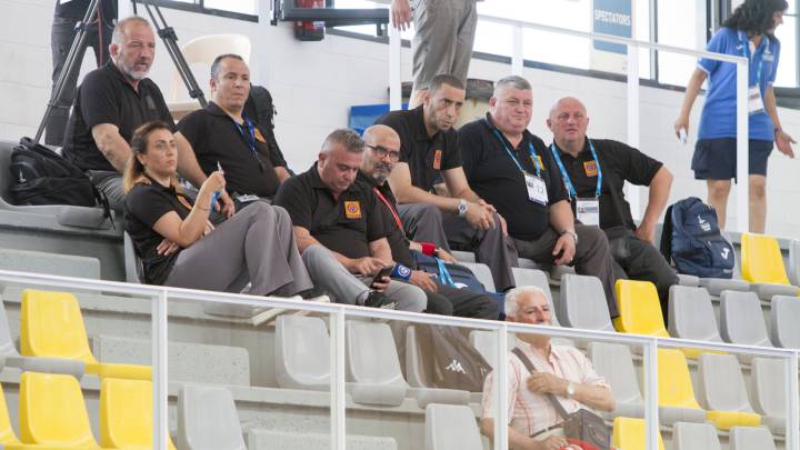 Los jueces de lucha, en la grada del Pabellón de Vilaseca durante los Juegos del Mediterráneo mientras hacen huelga por el pago de las dietas.