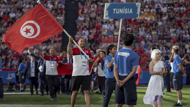 El abanderado de Túnez porta la bandera de su país durante la inauguración de los Juegos Mediterráneos de Tarragona.