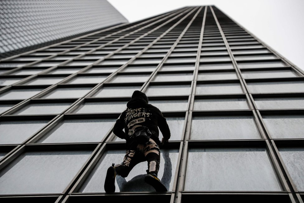 El escalador de rascacielos francés Alain Robert, conocido popularmente como el "Spiderman francés", comienza la escalada de la torre Total en el oeste del distrito comercial de La Defense de París, como una acción simbólica para apoyar a los trabajadores en huelga del movimiento nacional contra la reforma de las pensiones propuesta por el gobierno francés.