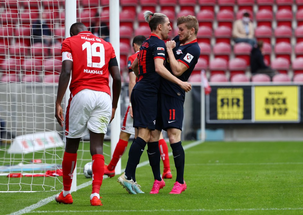 El alero alemán de Leipzig, Timo Werner (R), celebra anotando el 0-4 con el centrocampista esloveno de Leipzig Kevin Kampl (C) durante el partido de fútbol de la primera división alemana de la Bundesliga Mainz 05 v RB Leipzig en Mainz