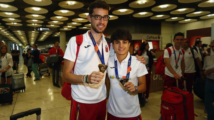 Álvaro Martín y María Pérez posan con sus medallas de oro conquistadas en la prueba de 20 kilómetros marcha en los Europeos de Atletismo de Berlín en la llegada del equipo español al Aeropuerto de Madrid-Barajas.