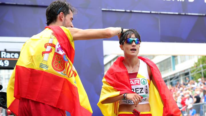 Álvaro Martin y María Perez celebran su triunfo en los 20 kilómetros marcha de los Europeos de Berlín.