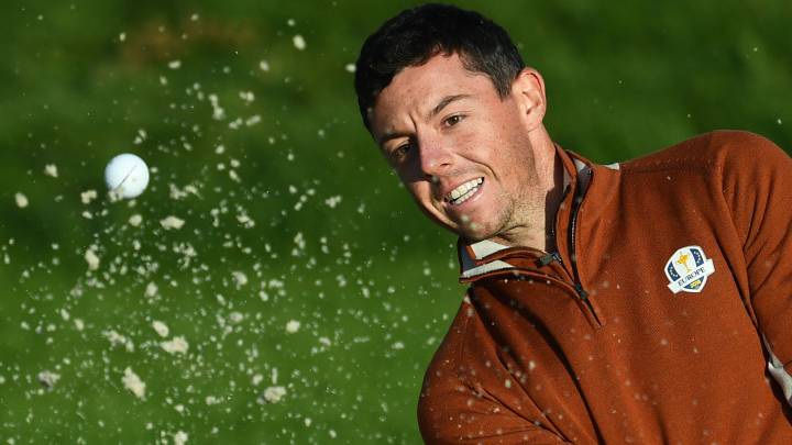 Rory McIlroy golpea una bola durante la segunda jornada de la 42ª Ryder Cup en Le Golf National Course en Saint-Quentin-en-Yvelines.