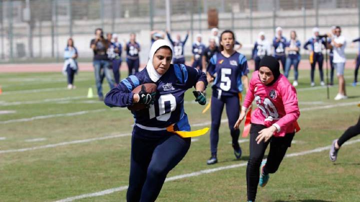 Imagen de un partido del equipo femenino de fútbol americano de los Cairo Wolves de Egipto.