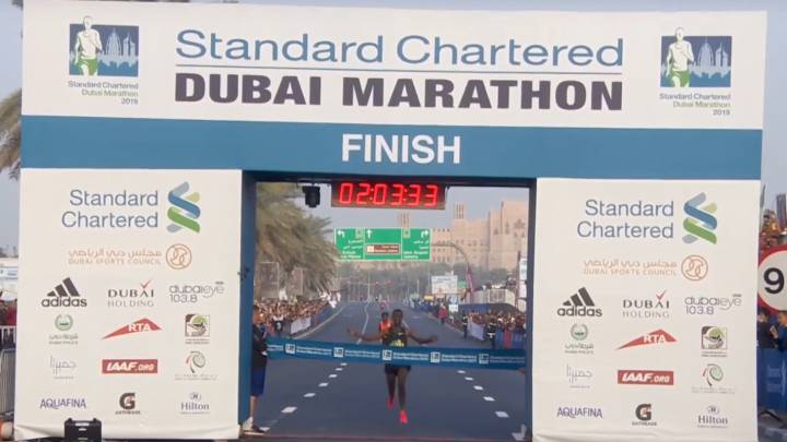 El etíope Getaneh Molla se impone en el Maratón de Dubai.