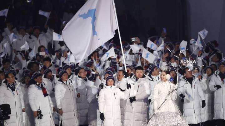 Los deportistas de Corea del Sur y Corea del Norte posan con la bandera unificada durante la ceremonia de inauguración de los Juegos Olímpicos de Invierno de Pyeongchang 2018.