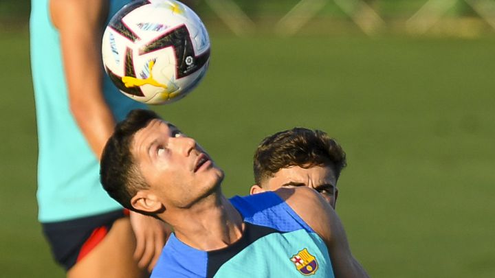 El Barça empieza con estrés, seis del Madrid aspirantes al Balón de Oro, Oroz descorcha la Liga y Willy Hernangómez apunta alto