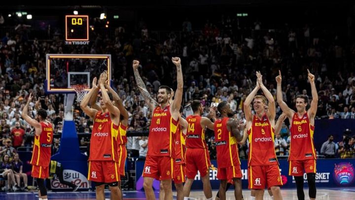 El último peldaño hacia el oro, João Félix y Vinicius lideran el derbi, el Barça durmió como líder, un triunfo que lleva a cuartos y Márquez debe remontar