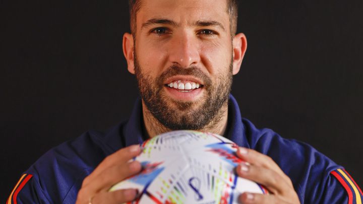 Entrevista AS a Jordi Alba, bochorno inaugural en Qatar, buenas noticias para Messi, Djokovic iguala los seis títulos de Federer y el show de los campeones de F-1