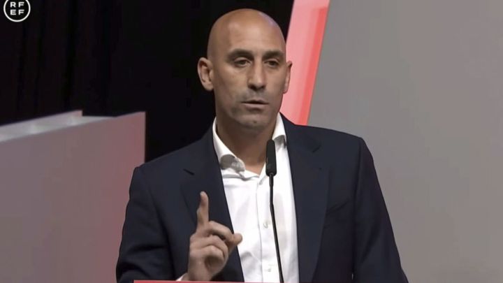 El Gobierno suspenderá a Rubiales, Bellingham es un ciclón, arranca el Mundial para España, gigantes contra Vingegaard y Álvaro Martín visita AS