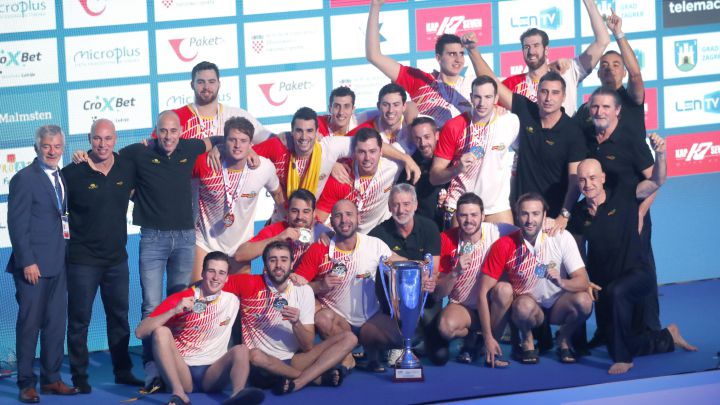 Baño de Oro, un técnico cum laude, Alcaraz debut con fuerza, los Hispanos eliminados, Sainz con cabeza