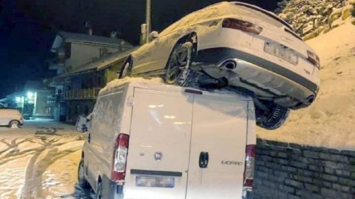 Imagen del coche de Sofía Goggia encima de una furgoneta después de caer por un terraplén en la estación de esquí de Sestriere.