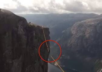 Está la suerte y a un nivel muy superior esto: se resbala a mil metros de altura y salva la vida