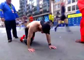 Acaba la Maratón de Boston en el suelo por sus amigos caídos